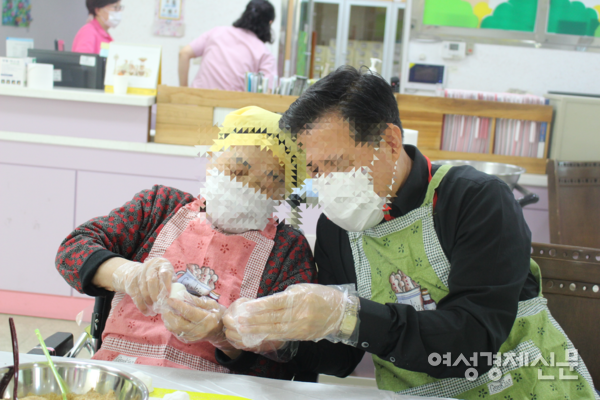 치매에 걸린 노모와 함께 치매 환자 돌봄 프로그램에 참여하고 있는 치매 환자 가족 /한국노인복지중앙회