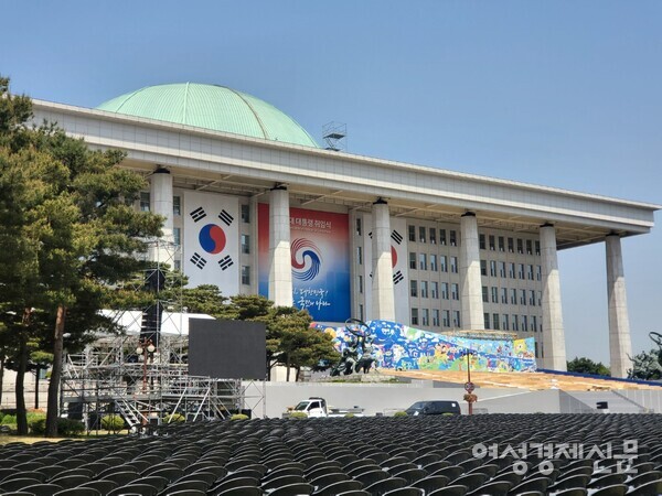 윤석열 정부 첫 국정감사가 오는 10월 초 진행될 전망이다. 사진은 지난 5월, 제20대 대한민국 대통령 취임식 준비가 한창인 국회의사당 모습. /김현우 기자
