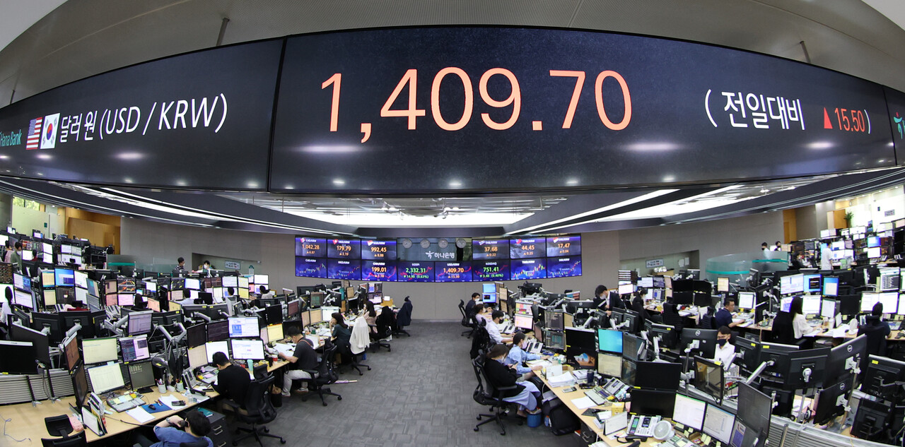 원·달러 환율이 약 13년 6개월 만에 처음으로 1420원을 돌파했다. 지난 22일 연준의 3연속 자이언트스텝(기준금리 0.75%포인트 인상) 이후 원‧달러 환율은 개장 직후 1400원을 돌파했다. /연합뉴스