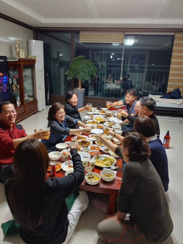 남편은 술체질이 아닌 친정가족에게 술맛을 알려주고 떠났다. 술이 때론 돈독한 공동체를 이루어 주기도 한다. /사진=송미옥