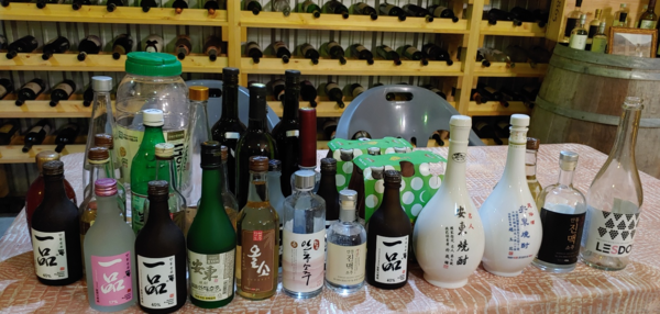 지역을 대표하는 술이 많고 많지만 안동소주는 더욱더 유명하다. 세계주류품평회에서 2년 연속 대상을 받은 안동 맹개마을의 진맥소주창고에서 한 컷. 술 분야에서도 한류를 만들어 내고 있는 듯하다. /사진=송미옥