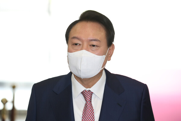 영국ㆍ미국ㆍ캐나다 순방을 마치고 귀국한 윤석열 대통령이 26일 오전 서울 용산 대통령실 청사로 출근하며 취재진의 질문에 답하고 있다. /연합뉴스