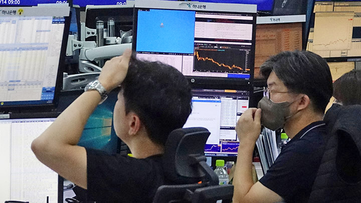 한국거래소 정보데이터시스템을 분석한 결과, 지난 26일 개인투자자들은 코스피와 코스닥 시장에서 각각 2449억원, 1903억원을 순매도했다. 코스피 지수는 2년 2개월 만에 장중 2200선을 붕괴했다. /연합뉴스