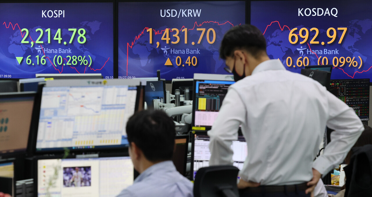 국내 전문가들은 올해까지 국내외 증시가 불안할 것이라고 봤다. 27일 코스피는 3.45p(0.16%) 오른 2224.39로 시작했다. /연합뉴스
