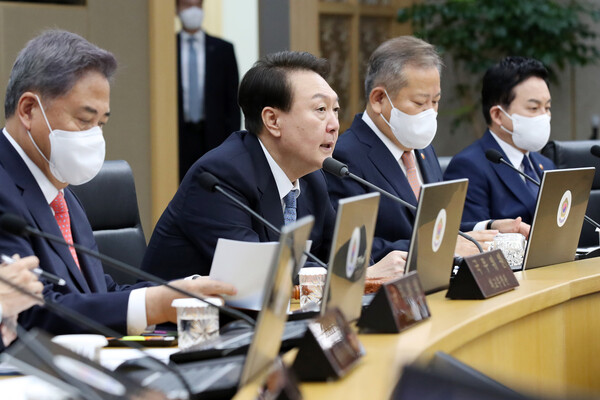 윤석열 대통령이 27일 세종시 정부세종청사에서 열린 국무회의를 주재하고 있다. /연합뉴스