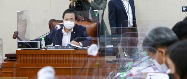 지난해 6월 23일 국회에서 열린 보건복지위원회 제1법안심사소위원회에서 강기윤 소위원장이 회의를 주재하고 있다. /연합뉴스