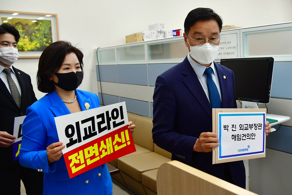 더불어민주당 위성곤 원내정책수석부대표(오른쪽)와 이수진·오영환 원내대변인이 27일 국회에서 열린 의원총회를 마친 뒤 박진 외교부 장관 해임안을 들고 의안과로 이동하고 있다. / 연합뉴스