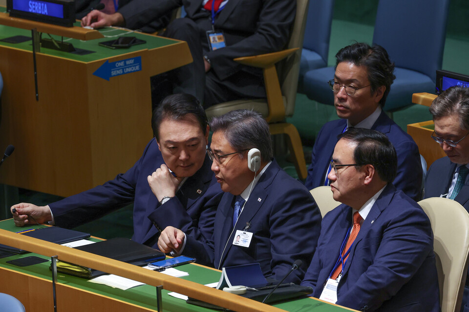 윤석열 대통령이 20일(현지시간) 미국 뉴욕 유엔본부에서 열린 제77차 유엔총회에서 기조연설에 앞서 박진 외교부 장관, 김성한 국가안보실장과 대화하고 있다. / 연합뉴스