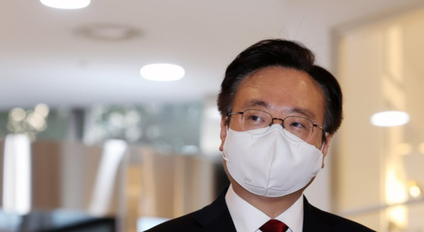 조규홍 보건복지부 장관 후보자가 이달 8일 오전 서울 서대문구 국민연금공단 충정로사옥으로 출근하며 취재진 질문에 답하고 있다. / 연합뉴스