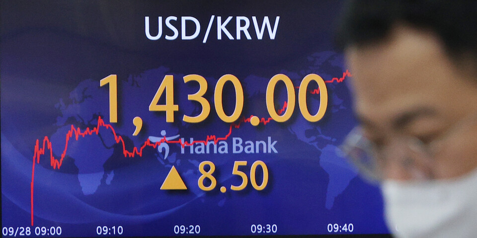 28일 오전 서울 중구 하나은행 딜링룸 전광판에 원/달러 환율이 1,430원대를 넘어서고 있다. /연합뉴스