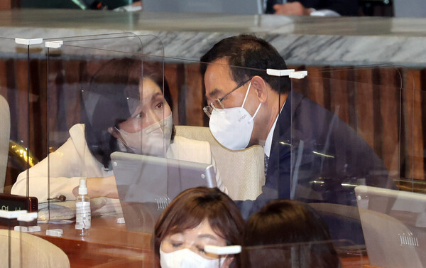 국민의힘 주호영 원내대표가 19일 국회 본회의장에서 전주혜 의원과 대화하고 있다. /연합뉴스