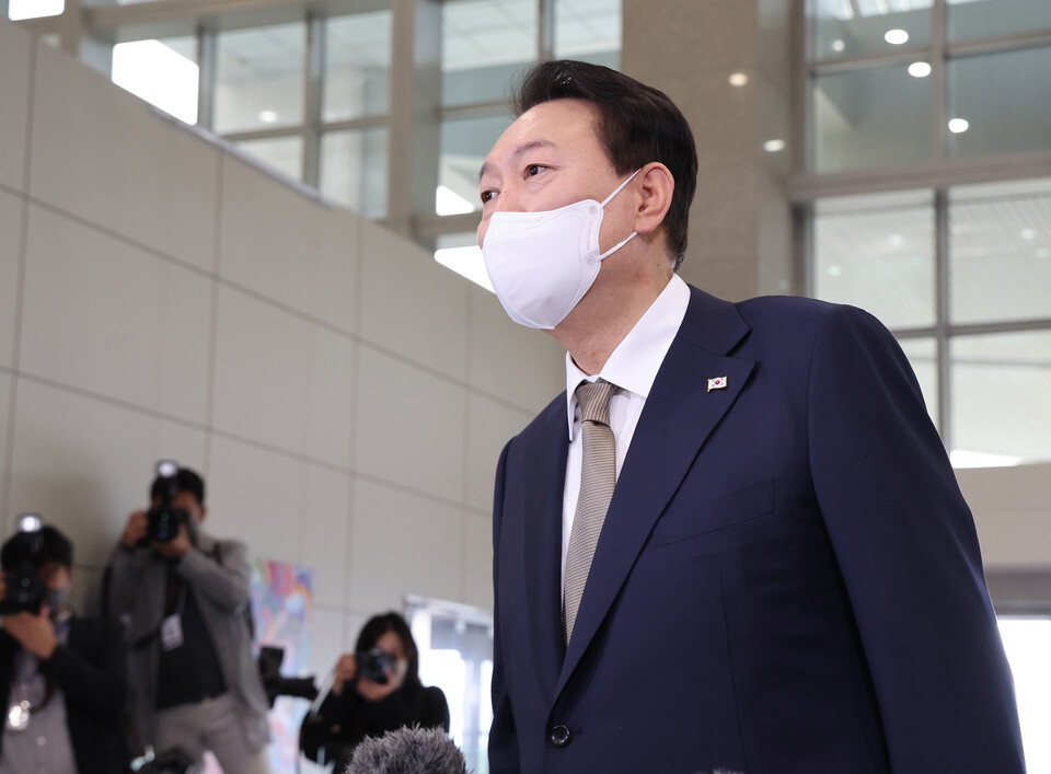 윤석열 대통령이 29일 오전 서울 용산 대통령실 청사로 출근, 기자들과 질의응답을 하고 있다. /연합뉴스