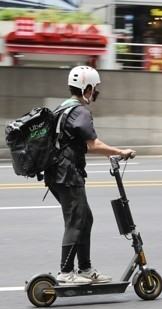 전동킥보드를 이용하는 배달원 /연합뉴스