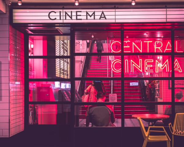 영화에 대해 공부했다. 소리를 듣고 시나리오를 구성하고 동영상을 찍고 편집을 했다. 이 또한 흥미 있는 작업이었다. /언스플래시