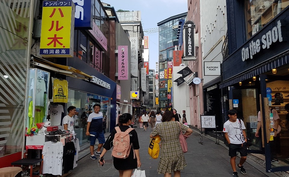 명동 쇼핑거리에 설치된 일본어로 된 간판들. 엔화 강세 시기에 비해선 다소 줄어든 모습이다. /연합뉴스