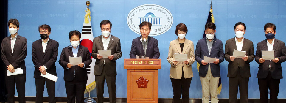 3일 오전 국회 소통관에서 청와대 출신 더불어민주당 국회의원들이 감사원의 문재인 전 대통령 서면조사에 대한 규탄 기자회견을 하고 있다. /연합뉴스