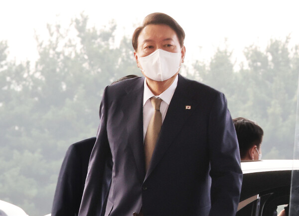 윤석열 대통령의 비속어 정쟁 사태가 길어지고 있다. 대통령실 참모들은 일제히 참호 밖으로 나와 백병전에 나서고 있고 국민의힘도 병참 지원하고 있는 형국이다. 지난 9월 29일 오전 서울 용산 대통령실 청사로 출근하고 있는 윤 대통령 /연합뉴스