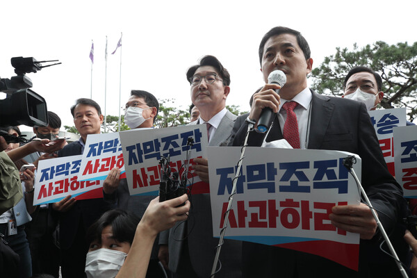 9월 28일 서울 마포구 MBC 본사 앞에서 박대출 MBC 편파·조작방송 진상규명 태스크포스(TF) 위원장과 박성중 국민의힘 과학기술정보방송통신위원회 간사, 권성동 과방위원 등 국민의힘 의원들이 윤석열 대통령의 뉴욕 발언 보도에 대해 항의하고 있다. /국회사진기자단=연합뉴스