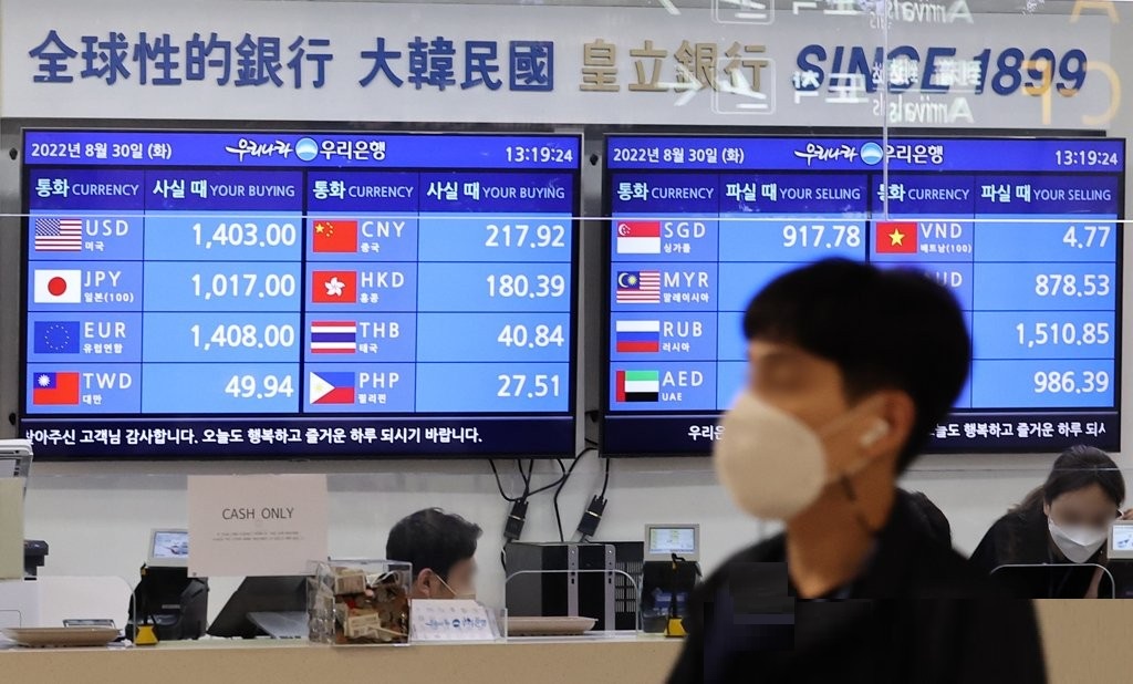 우리은행 고시 원·달러 환율이 1400원대를 돌파한 지난 8월 30일 오후 인천국제공항 제1여객터미널 환전소에서 직원들이 업무를 보고 있다. /연합뉴스