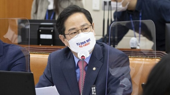 국민의힘 박수영 의원이 2021년 10월 국회에서 열린 정무위원회의 금융위원회의에 대한 국정감사에서 질의하고 있다. /연합뉴스