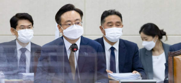 조규홍 보건복지부 장관 후보자가 지난달 27일 국회 보건복지위원회에서 열린 인사청문회에서 의원질의에 답변하고 있다. /연합뉴스