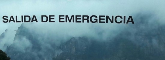 스페인 여행 중 이동하는 버스 유리창에 쓰여진 `비상구' 표식. 취미생활도 일상에서 오는 스트레스에서 탈출하는 비상구로서의 역할이 돼야 한다. /사진=한익종