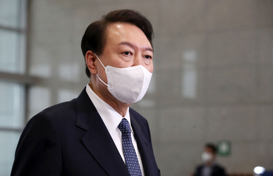 윤석열 대통령이 4일 오전 서울 용산 대통령실 청사로 출근, 취재진의 질문에 답하고 있다. /연합뉴스