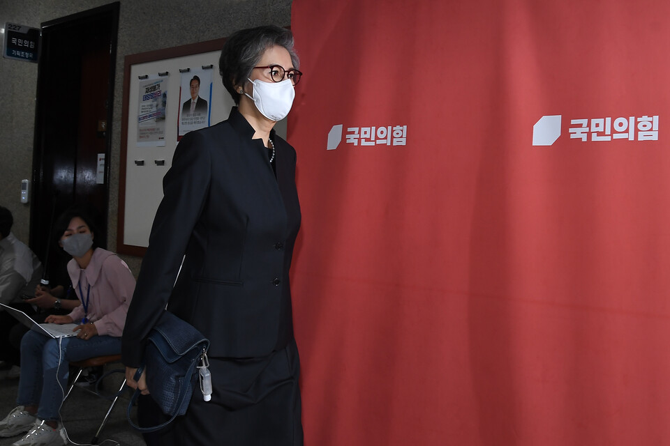 국민의힘 이양희 윤리위원장이 28일 오후 국회에서 열린 당 중앙윤리위원회 전체 회의에 참석하고 있다. /공동취재=연합뉴스