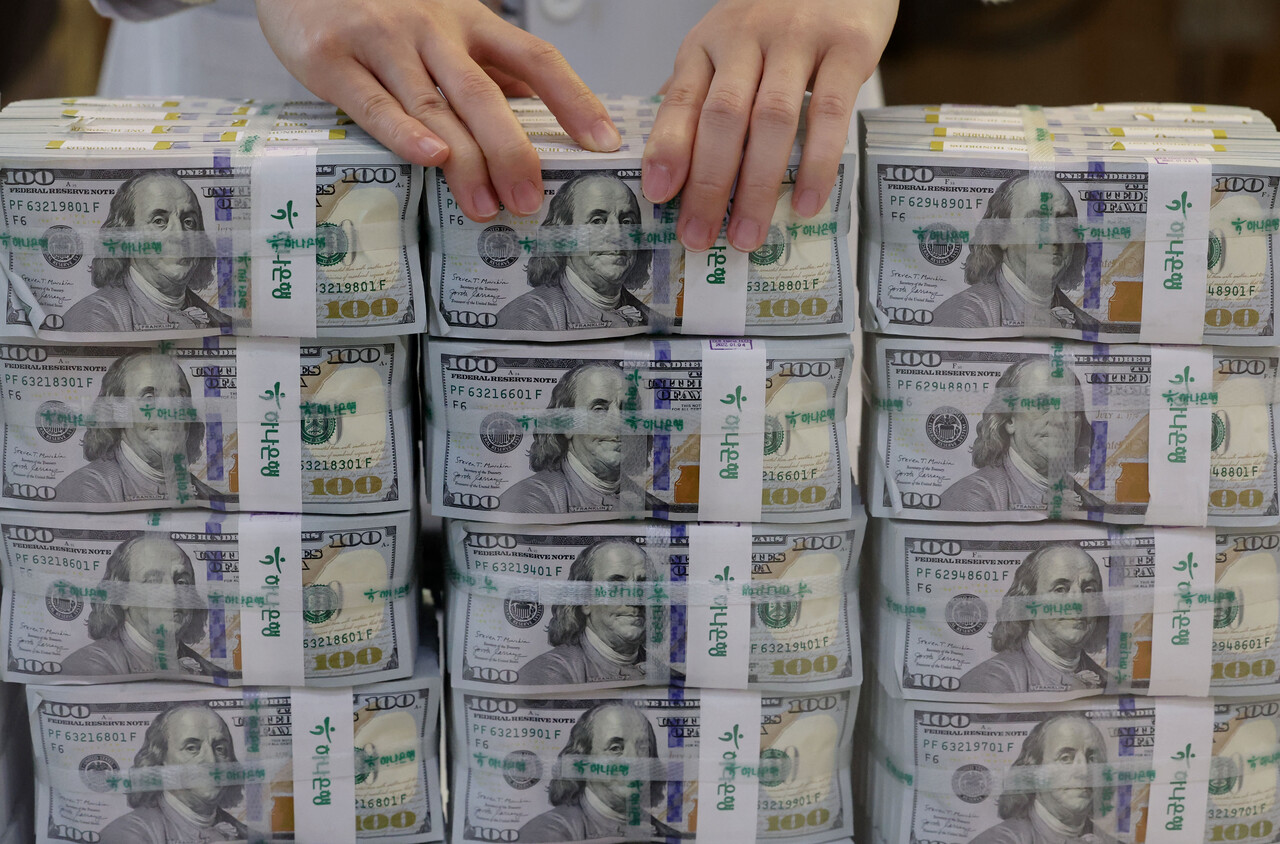 미국 중앙은행인 연방준비제도(Fed)가 긴축 통화정책을 매섭게 펼치면서 한국의 외환보유액 감소세가 가팔라지고 있다. 강달러로 요동치는 외환시장을 완화하기 위해 금융당국이 개입하면서부터다. /연합뉴스