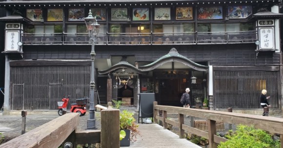 사전에 공부하고 가지 않았으면 그냥 쓱 지나쳐버렸을 '고테에'. 사진 위쪽에 장식되어 있는 것이 고테에다. 거리의 미술관이라 해도 좋지 싶다. 다른 곳에도 고테에가 있었으나 이 건물이 가장 많았다. /사진=양은심