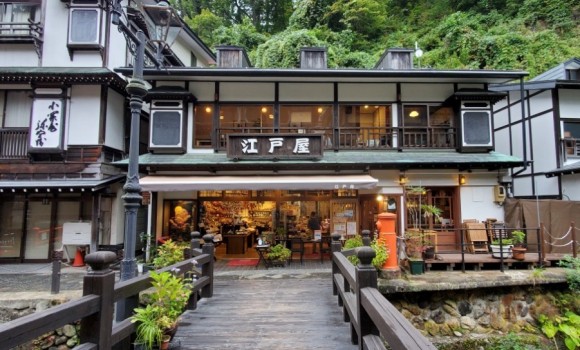 기념품점 '에도야'. 사진 오른쪽에 빨간 우체통이 보인다. /사진=양은심