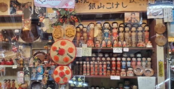 이즈 고케시 공방(伊豆こけし工房). 고케시 등의 상품들이 빽빽하게 진열되어 있다. /사진=양은심