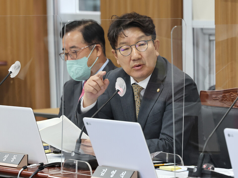 국민의힘 권성동 의원이 4일 오전 세종시 정부세종청사에서 열린 국회 과학기술정보방송통신위원회의 과학기술정보통신부, 우정사업본부 등에 대한 국정감사에서 질의하고 있다. /연합뉴스