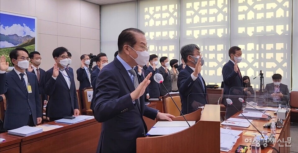 권영세 통일부 장관이 7일 국회 외통위 국정감사에서 증인선서를 하고 있다. /최수빈 기자