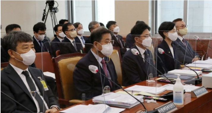 7일 서울 여의도 국회에서 열린 과학기술정보방송통신위원회의 원자력안전위원회 등 국정감사 현장. (왼쪽부터)황용수 원자력통제기술원장, 김석철 원자력안전기술원장, 유국희 원자력안전위원회 위원장, 김제남 원자력안전재단 이사장, 황주호 한국수력원자력 사장. /연합뉴스