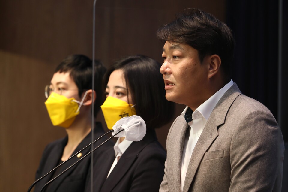 정의당 조성주 전 정책위 부의장이 26일 오전 국회 소통관에서 기자회견을 열고 당 대표 출마 선언을 하고 있다./ 연합뉴스