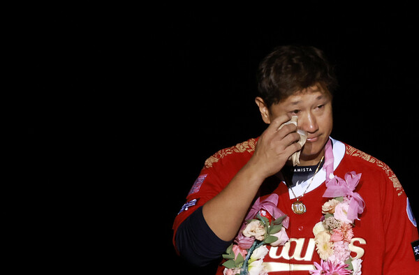 프로야구 롯데 자이언츠 이대호가 8일 오후 부산 사직야구장에서 열린 자신의 은퇴식 및 영구결번식에서 부인 신혜정 씨로부터 꽃목걸이를 받은 뒤 눈물을 흘리고 있다. /연합뉴스