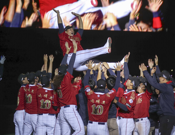 8일 부산 사직야구장에서 열린 롯데 자이언츠 영원한 4번 타자 이대호 'RE:DAEHO' 은퇴식에서 이대호가 동료선수들로부터 헹가래를 받고 있다. /연합뉴스