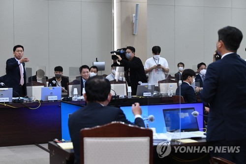 7일 국회에서 열린 교육위원회 사립학교교직원연금공단 등에 관한 국정감사에서 더불어민주당 문정복 의원(왼쪽)과 국민의힘 정경희 의원(오른쪽)이 국민검증단 문제로 설전을 벌이고 있다. /연합뉴스