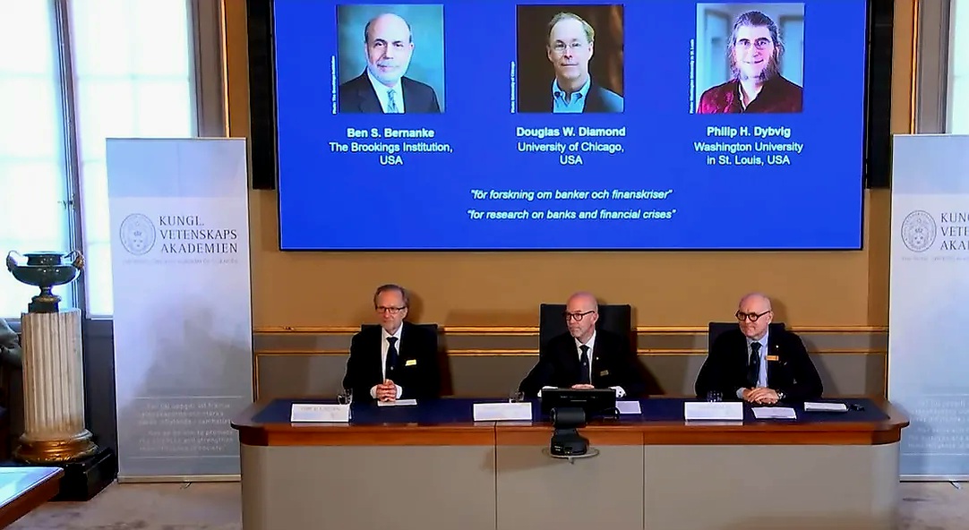 10일(현지시각) 스웨덴 왕립 과학원 노벨위원회가 벤 버냉키 전 의장, 더글러스 다이아몬드 미 시카고대 교수, 필립 딥비그 미 워싱턴대 교수 등 3명을 올해 경제학상 수상자로 선정해 발표하고 있다. /AP=연합뉴스