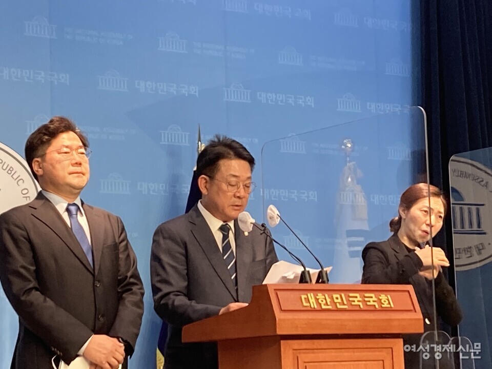 11일 국회에서 박찬대 의원(왼쪽)과 허종식 의원(오른쪽)이 인천·수원발 KTX의 2025년 정상 개통을 촉구하는 기자회견을 진행했다. /김혜선 인턴기자