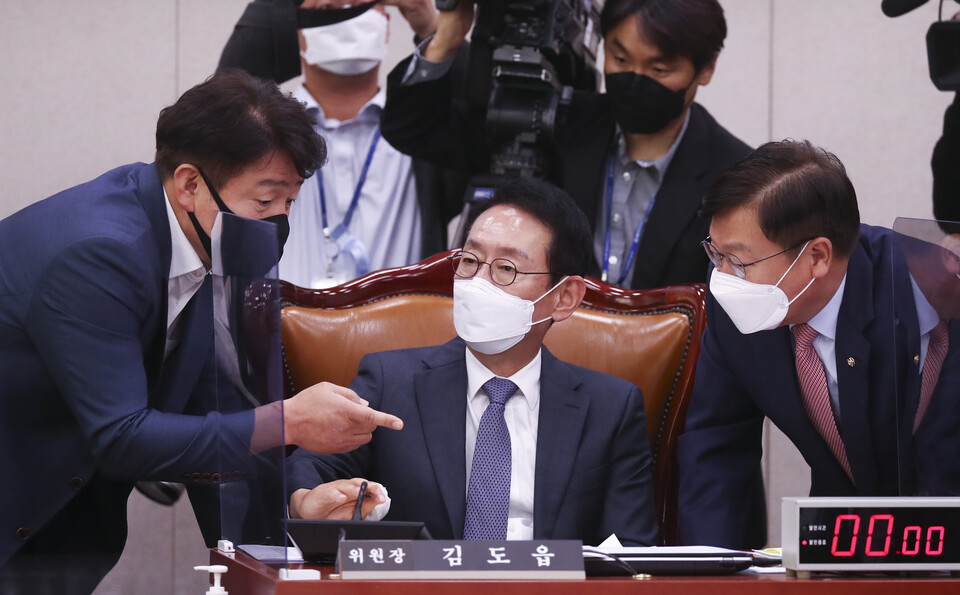 11일 국회에서 열린 법사위의 감사원 국정감사에서 감사위원 배석을 두고 여야가 대립하는 가운데 김도읍 법사위원장이 여야 간사들과 대화하고 있다. / 연합뉴스