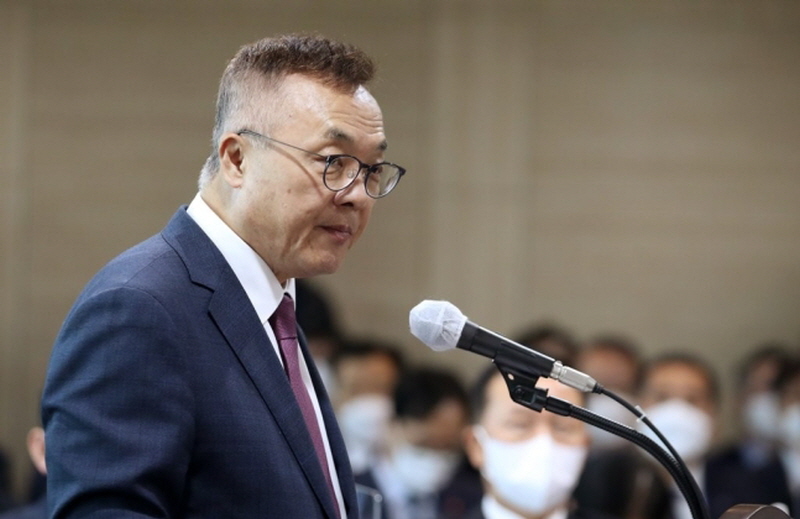 한국수력원자력이 노후 원전의 수명 연장을 앞두고 대다수 지역민들의 의견 수렴을 ‘패싱’하고 있다. 황주호 한수원 사장(사진)이 취임 일성과 함께 강조한 ‘국민 수용성’과는 거리가 있다는 지적이 나온다. /연합뉴스