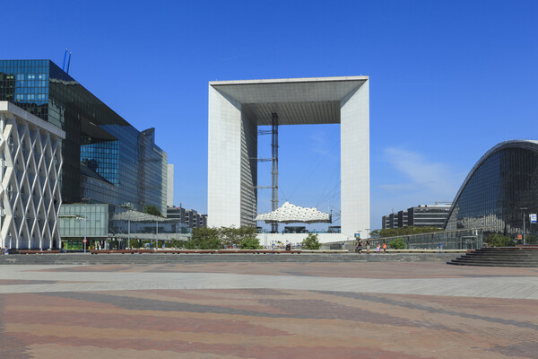 20세기 개선문으로 상징되는 그랑드아르슈(Grande Arche)는 파리의 미래를 이끄는 라데팡스 지역에서 파리 중심부의 나폴레옹 개선문과 마주보는 위치에 자리하고 있다. /게티이미지뱅크
