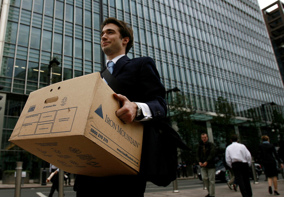2008년 9월 15일 런던 카나리와프에 있는 미국 투자은행 리먼브라더스 사무실에서 한 근로자가 상자를 들고 나오고 있다. /로이터=연합뉴스