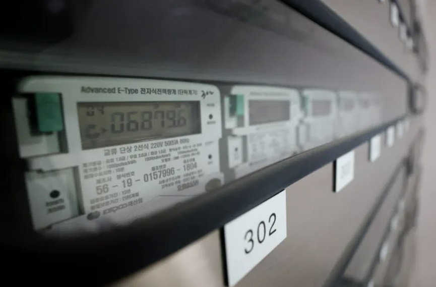 서울의 한 아파트에 전기계량기가 설치돼 있다. 주택용 전기는 산업용에 비해 원가 회수율이 떨어지는 것으로 파악된다. /연합뉴스