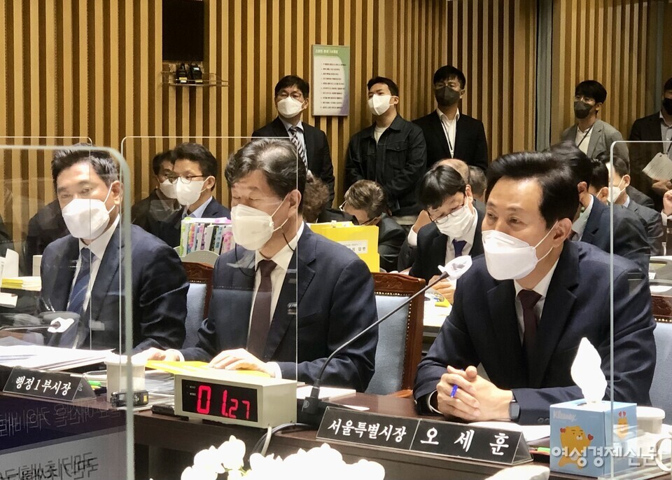 오세훈 서울특별시장이 국정감사에 참여하여 질의에 답변하고 있다. /오지운 인턴기자