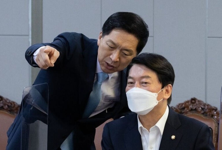 국민의힘 김기현 의원(왼쪽)과 안철수 의원이 7월 13일 오전 국회 의원회관에서 열린 혁신 24 새로운 미래 두 번째 모임인 '경제위기 인본 혁신생태계로 극복하자!'에 참석해 대화하고 있다. /국회사진기자단=연합뉴스