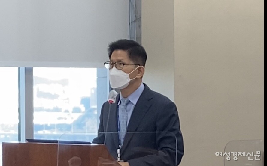 환경노동위원회 국정감사장에서 김문수 경제사회노동위원회 위원장이 질의에 답변하고 있다. /김혜선 인턴기자