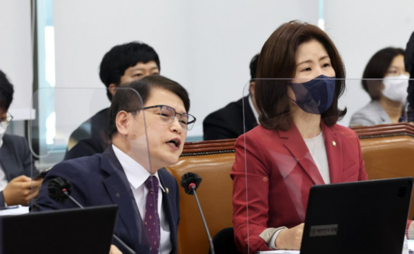 12일 서울 여의도 국회에서 한국보건산업진흥원, 한국건강증진개발원, 대한적십자사, 국립중앙의료원, 한국의료분쟁조정중재원, 한국한의학진흥원, 의료기관평가인증원, 한국공공조직은행, 한국보건의료정보원, 대한결핵협회를 대상으로 보건복지위 국감이 진행되고 있다. 이종성 의원이 의사진행발언하고 있다. /공동취재사진